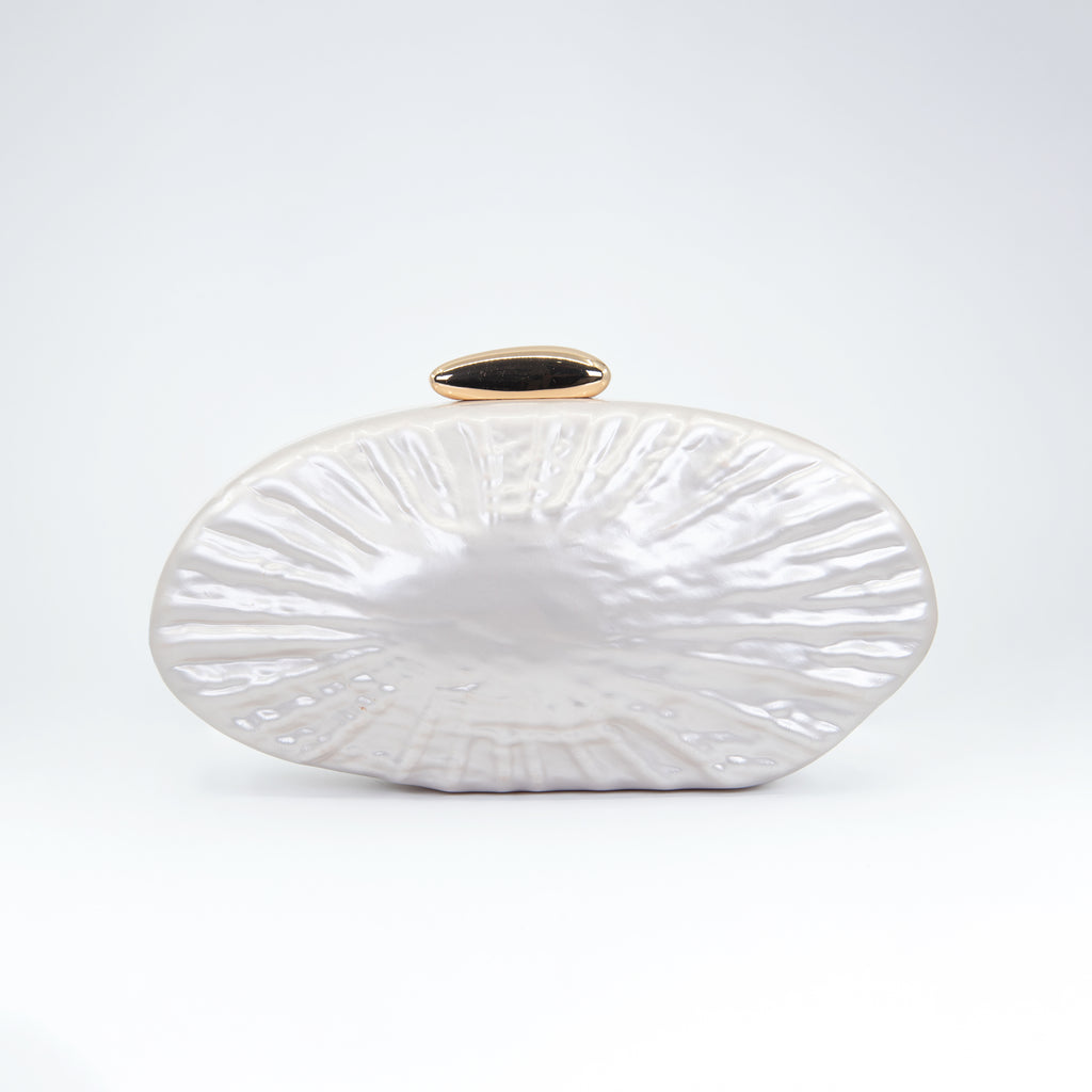 Clutch Perlado con Detalles en Dorado