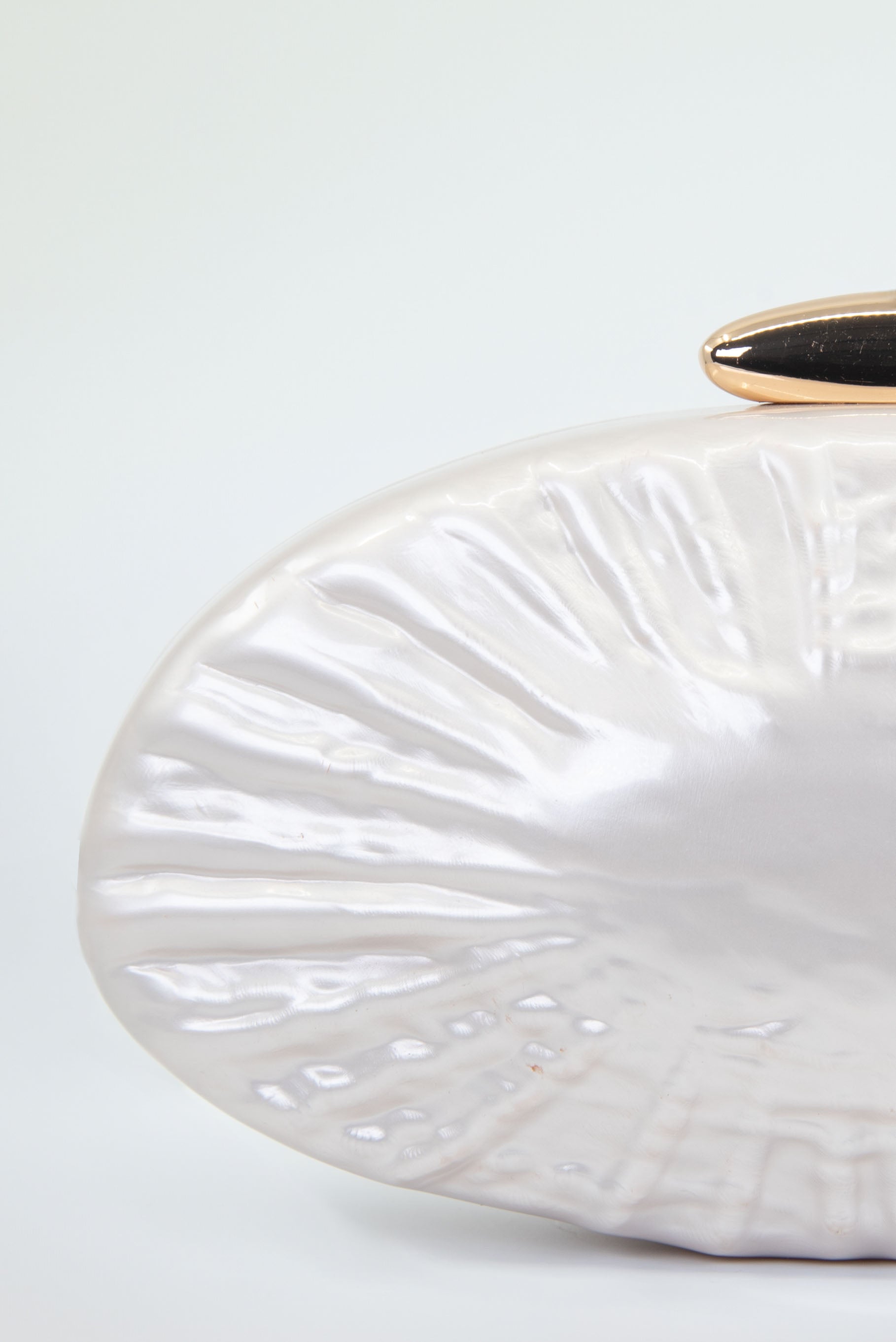 Clutch Perlado con Detalles en Dorado