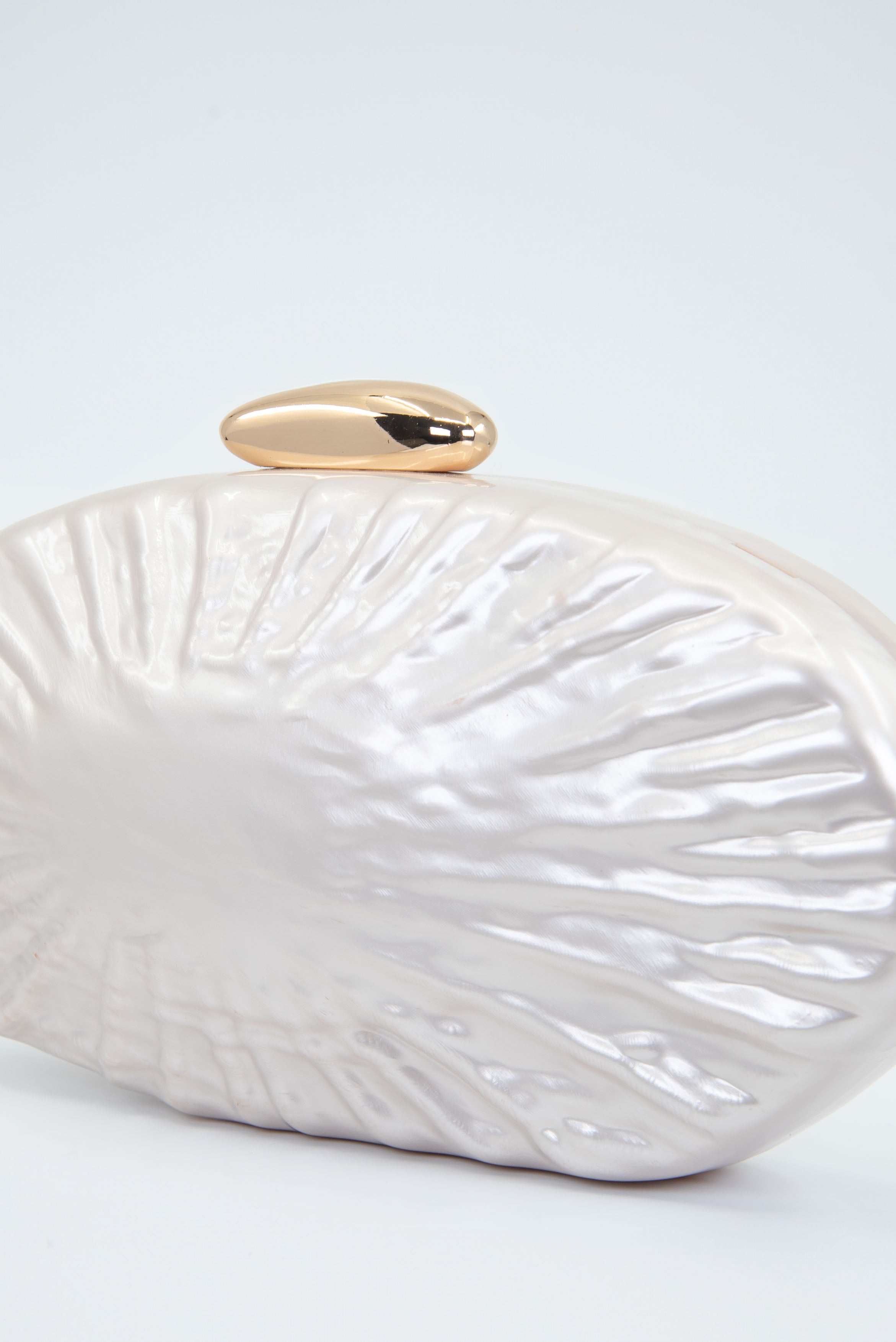 Clutch Perlado con Detalles en Dorado